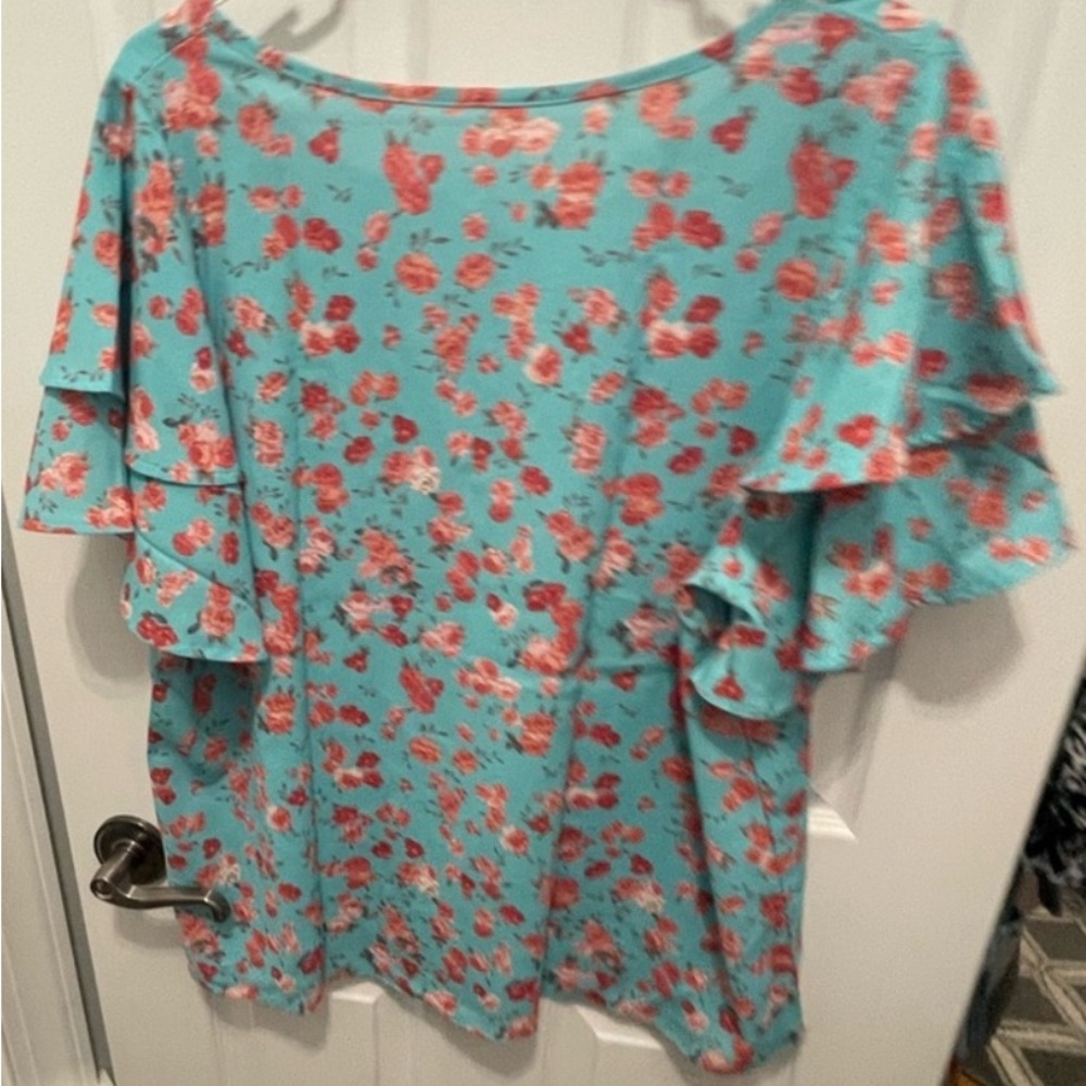 🌸🌺Floral Ruffle Sleeve Blouse - Teal, Blue and Red
Straight hem boat neckline 💕